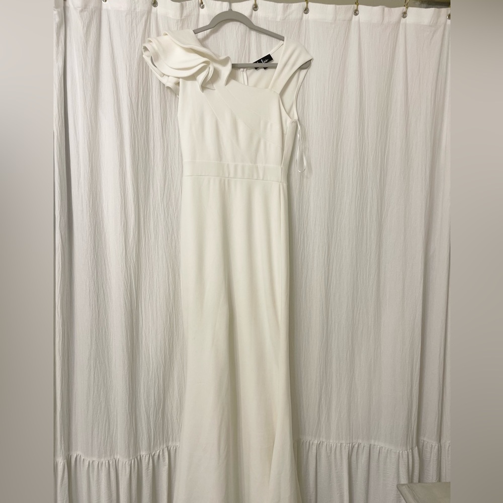 Lulus white gown